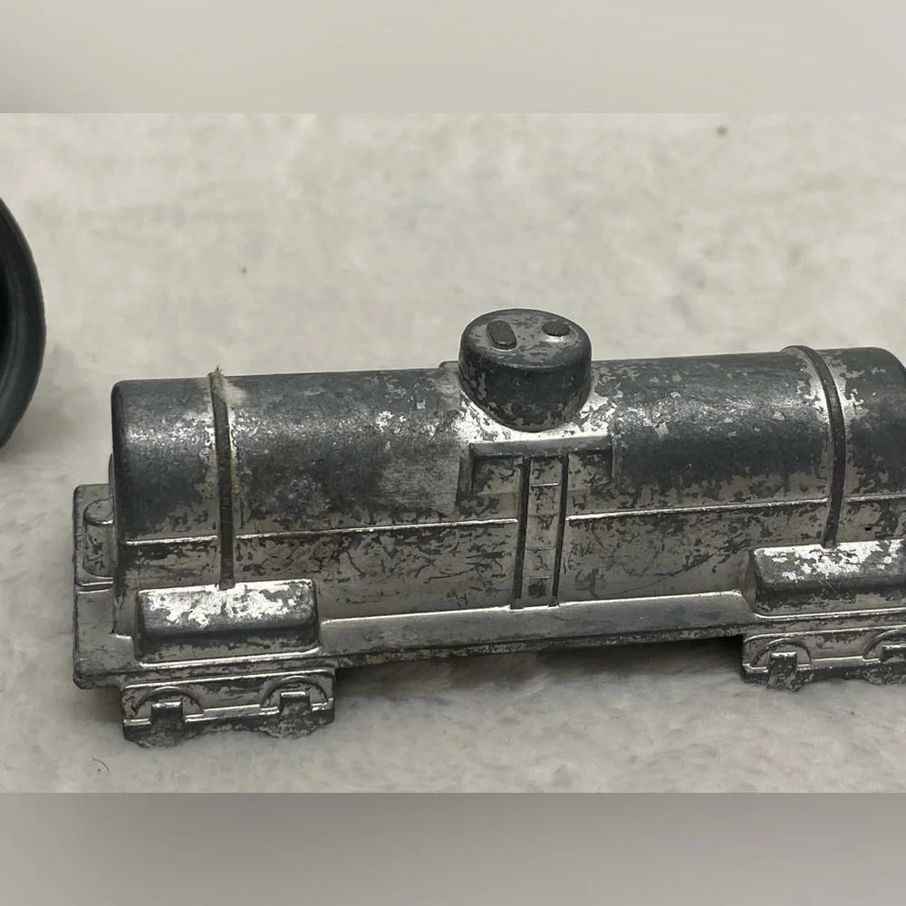 midgetoy vintage metal toy train Lot Of 2 Train Cars - Picture 13 of 16